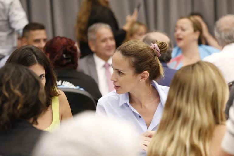 Tanya Bertoldi de Unió por la Patria dijo que no hay plan económico sino un plan de negocios, en la Ley Ómnibus de Javier Milei. Tanya Bertoldi de Unió por la Patria dijo que no hay plan económico sino un plan de negocios, en la Ley Ómnibus de Javier Milei.