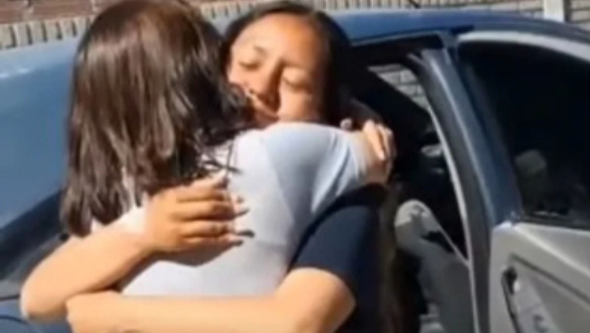 Un emotivo abrazo de la joven policía de Chubut al llegar a su casa, en la mañana de este jueves.&nbsp;