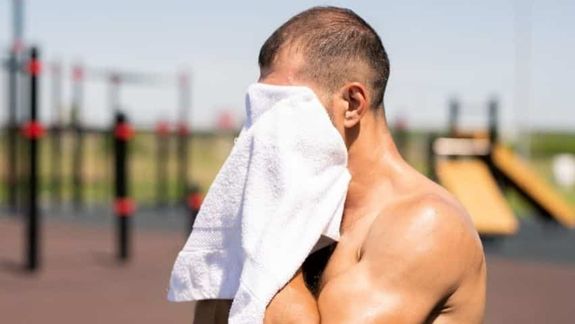 Un médico con fuerte presencia en redes sociales puso el tema en discusión y explicó por qué conviene esperar antes de bañarse.