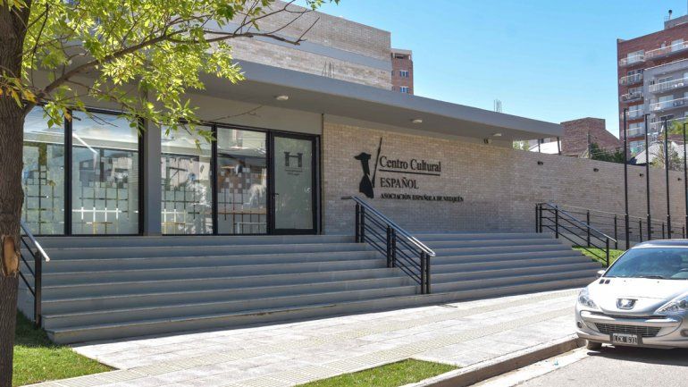 El edificio tiene una línea muy moderna y cuenta con materiales de construcción de alta calidad.