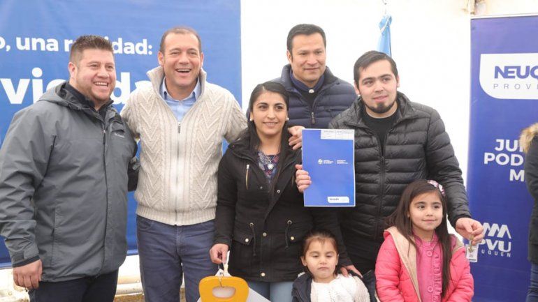 Gutiérrez entregó 25 viviendas e inauguró un SUM en El Huecú