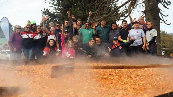 Cientos de turistas disfrutaron de la Santa Paella de Villa Pehuenia