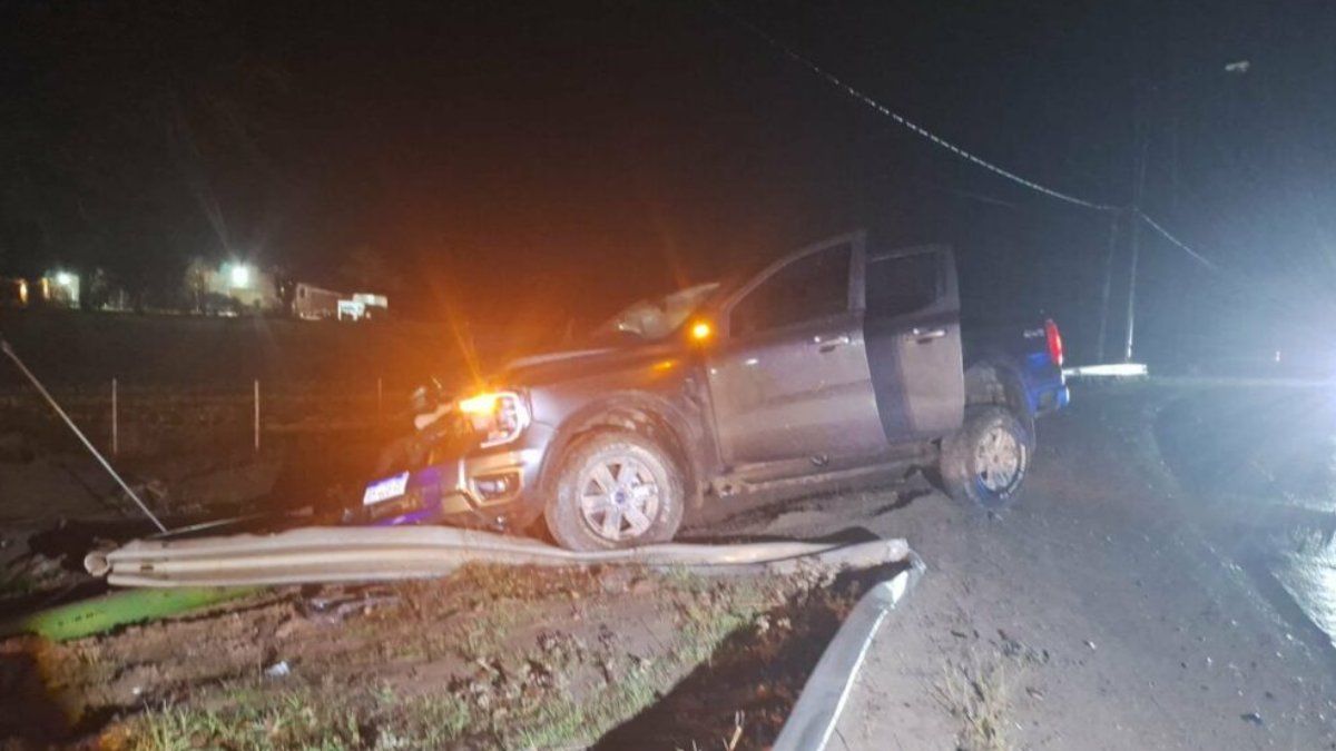Violento choque en la madrugada: una camioneta despistó y terminó contra un poste
