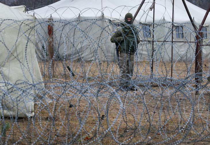 Un miembro del Servicio Estatal de Guardia de Fronteras de Ucrania cerca de la frontera con Bielorrusia y Polonia