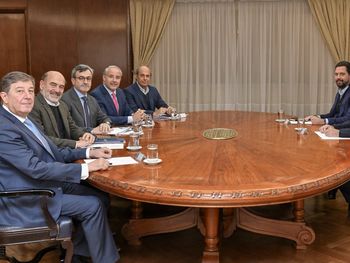 Luis Caputo recibió a la cúpula de la UIA....sin compromisos asumidos, los recibirá de nuevo dentro de dos meses.