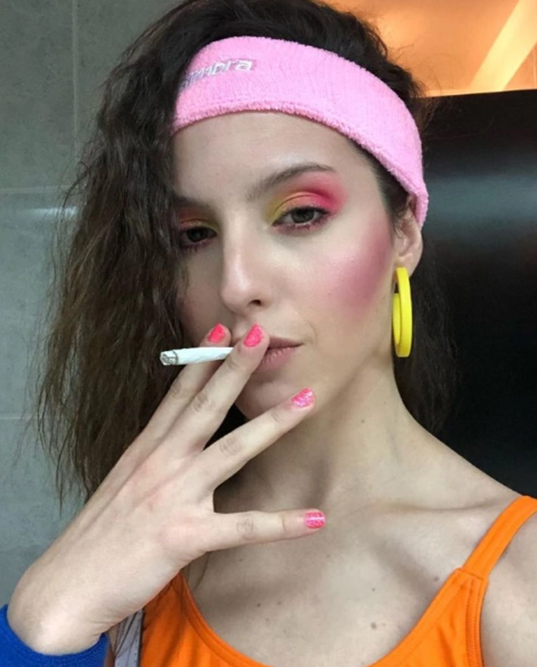 Es licenciada en Bellas Artes y le apasionan la moda y el diseño.