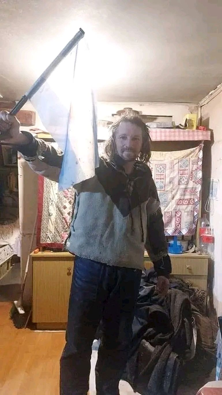 Juan Salvador, con una bandera argentina. Juan Salvador, con una bandera argentina.