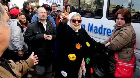 Bonafini &nbsp;ayer rodeada de militantes.