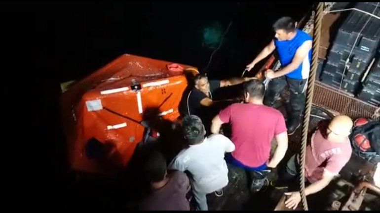 Los tribupantes del Golfo Azul subiendo al Marta S.&nbsp;