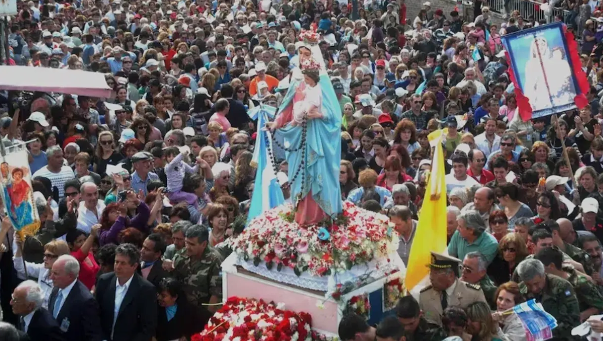 Este año el lema es: Madre, orando, peregrinamos a tu corazón.