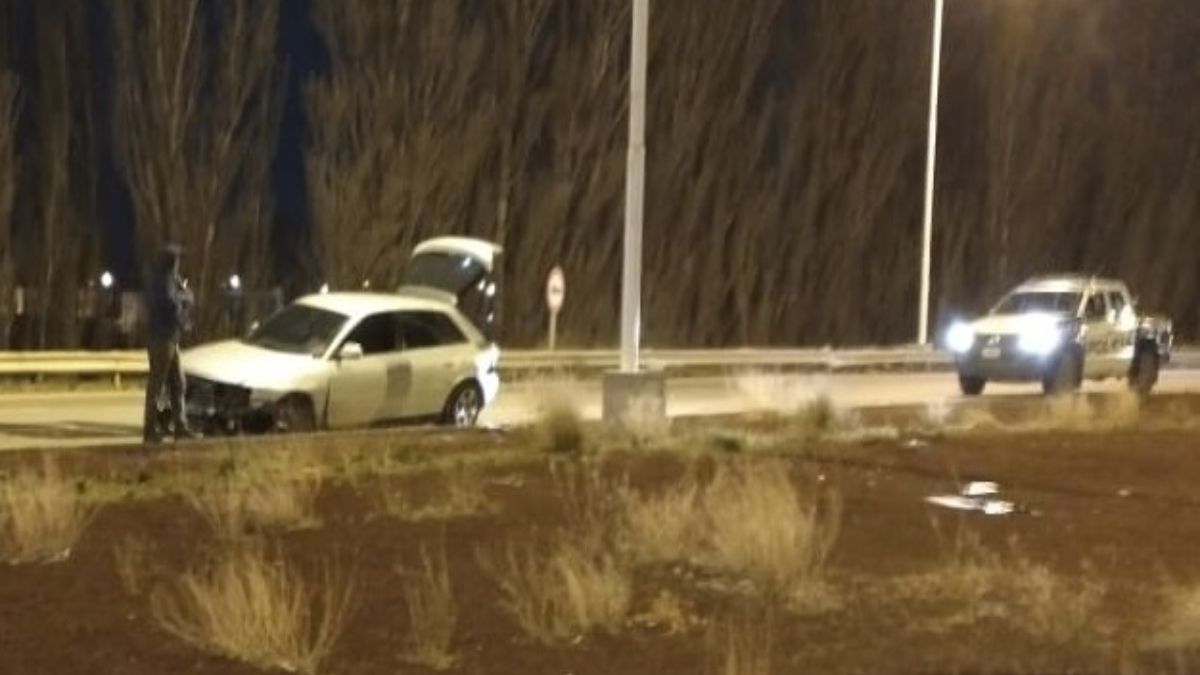 Perdió el control de su auto de alta gama y chocó en Ruta 7