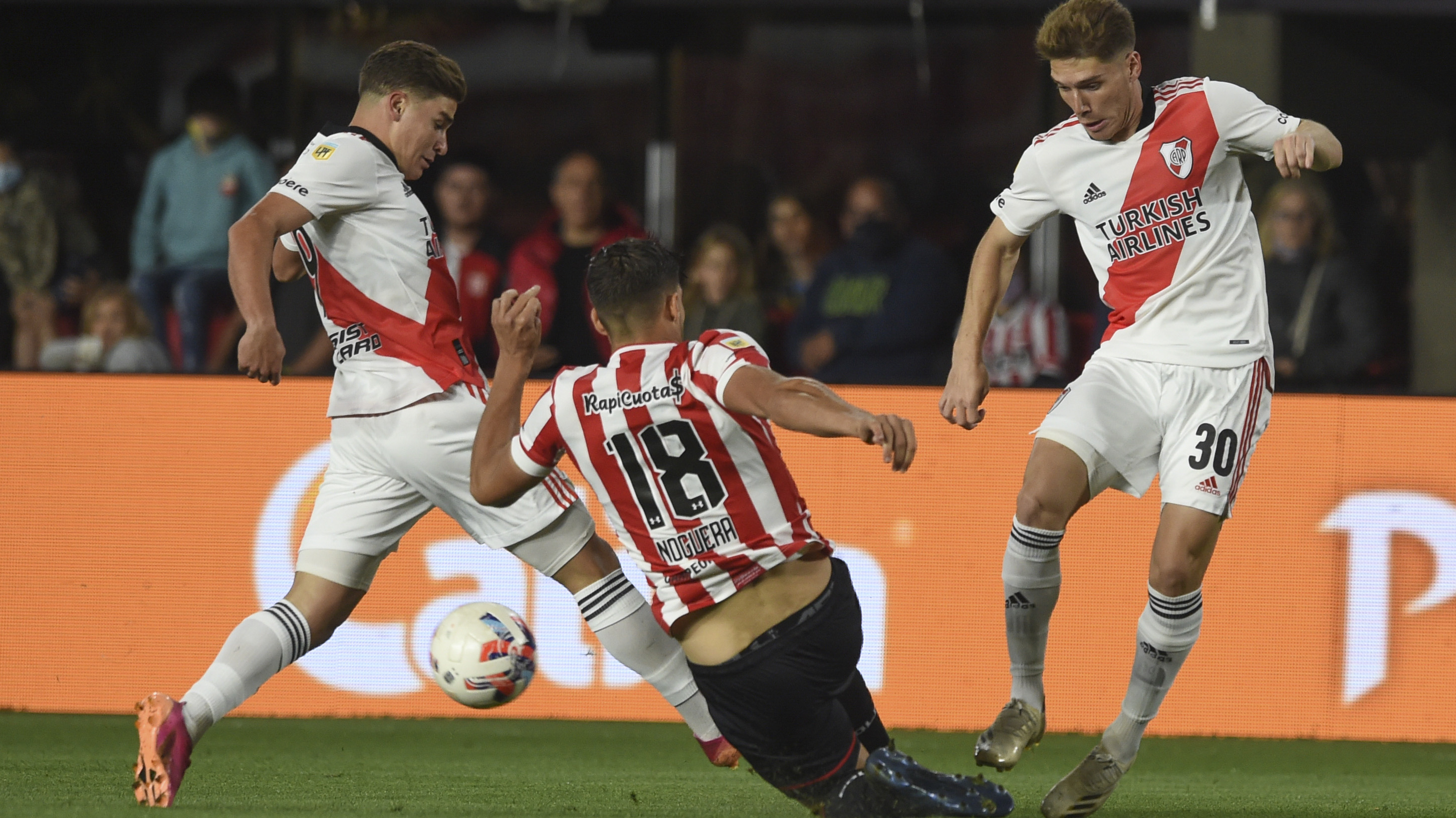 River igualó con Estudiantes