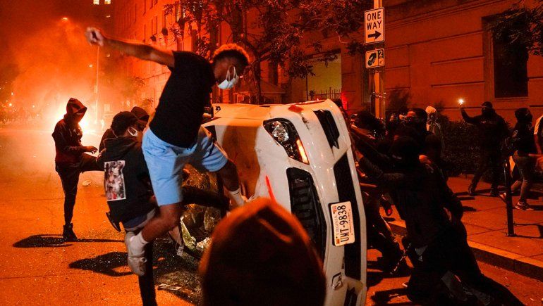 Nápoles: caos y represión por las restricciones