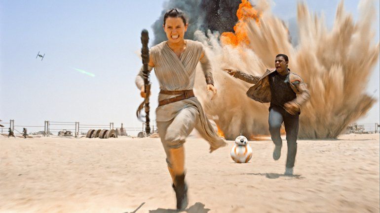 Rey es una reclutadora de chatarra del desértico planeta Jakku que se convertirá en una pieza clave en la historia.