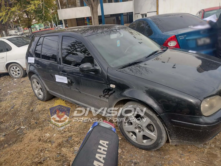 La Policía secuestró un Chevrolet Onix y un Volkswagen Golf, ambos vehículos en la que se movilizaban los ladrones.