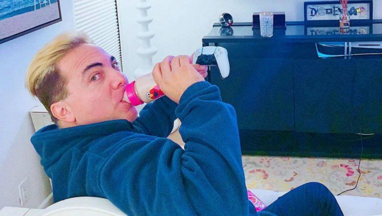 Cristian Castro y su afición por los biberones ha sido muy comentada en redes