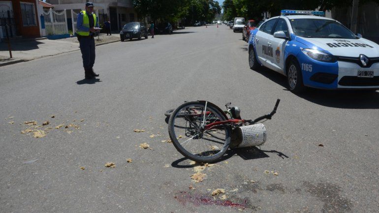 Fue embestida por un auto cuando circulaba en bici en contramano