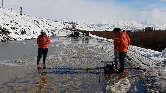 La nieve convirtió una ruta en una pista congelada