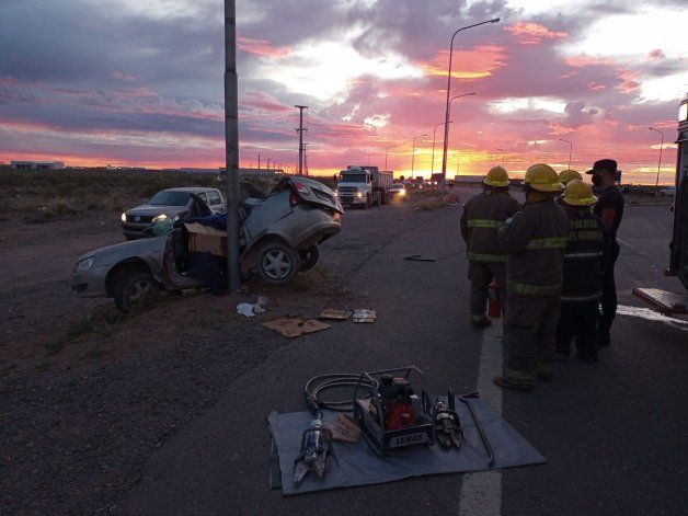 No vio la rotonda, clavó los frenos, chocó contra un poste y se mató