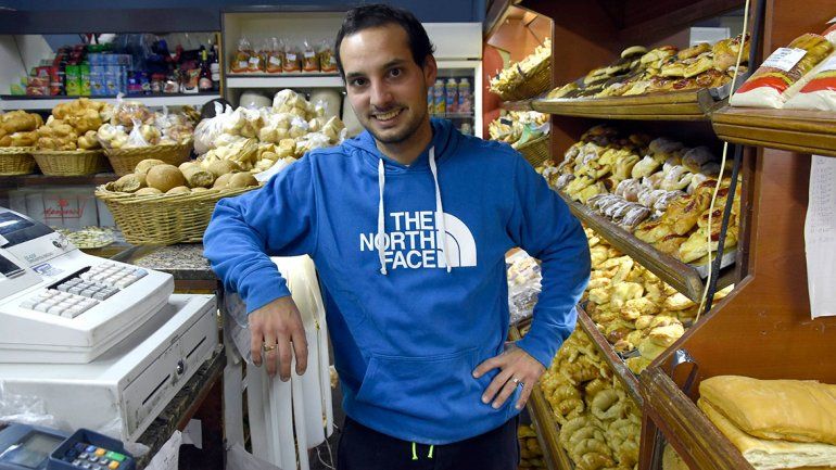 Francisco en la panadería Don Pedro de Plottier. Tradición familiar.