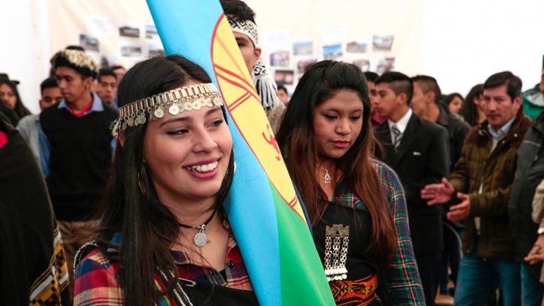 Pibes mapuches hicieron historia y egresaron de la escuela intercultural bilingüe