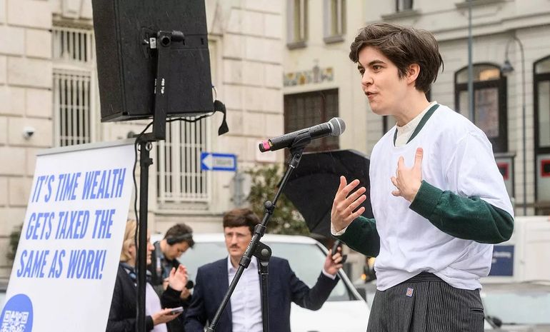 Marlene Engelhorn en un acto para reclamar que los ricos paguen más impuestos. Marlene Engelhorn en un acto para reclamar que los ricos paguen más impuestos.