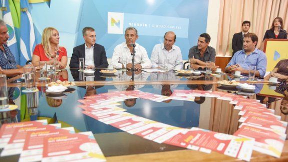 El intendente Horacio Quiroga, ayer, junto a funcionarios y comerciantes durante la presentación de la propuesta gastronómica en la vía pública.