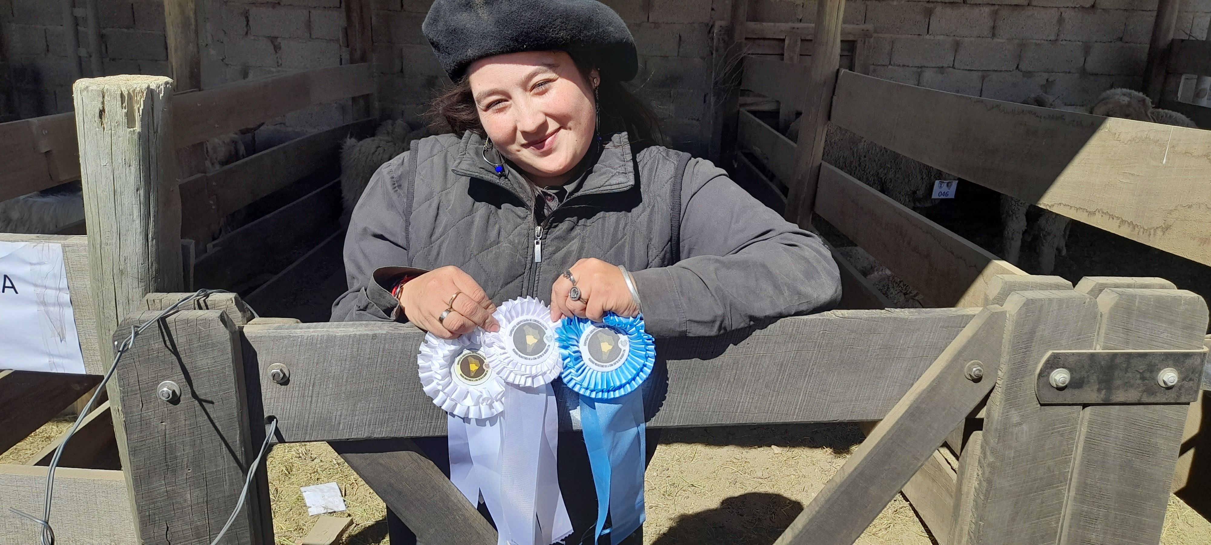 Sabrina, orgullosa, posa con las distinciones ganadas en Zapala. Foto: gentileza.