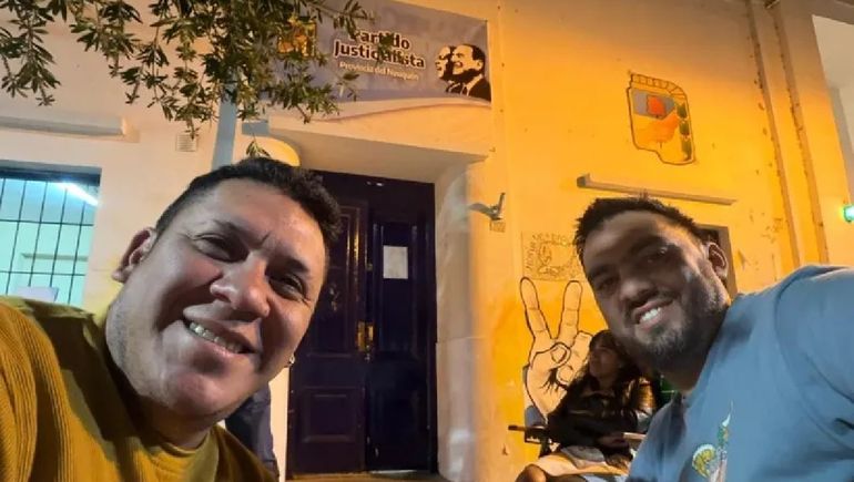 César Godoy a la espera de que le abran la puerta para presentar la lista el pasado viernes por la noche. Una de las listas denunció irregularidades., César Godoy a la espera de que le abran la puerta para presentar la lista el pasado viernes por la noche. Una de las listas denunció irregularidades.,