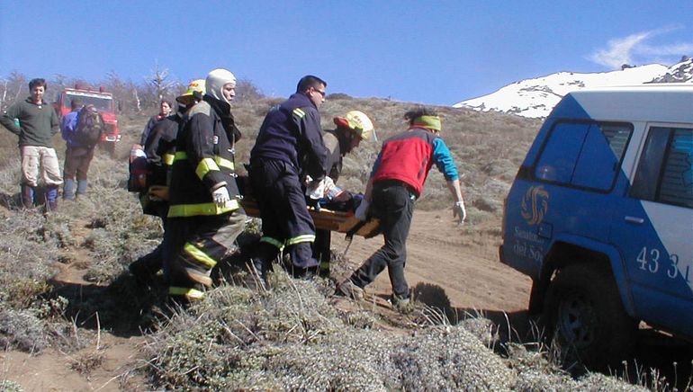 Rescatistas trasladan a un sobreviviente. Rescatistas trasladan a un sobreviviente.