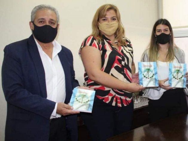 Los concejales Daniel Estevez, Lorena López y Valeria Caffaratti (Somos Centenario), presentaron la iniciativa.