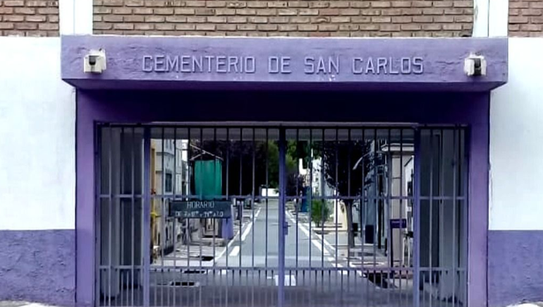 Se le cayó la pelota en el cementerio, la fue a buscar y nunca más salió