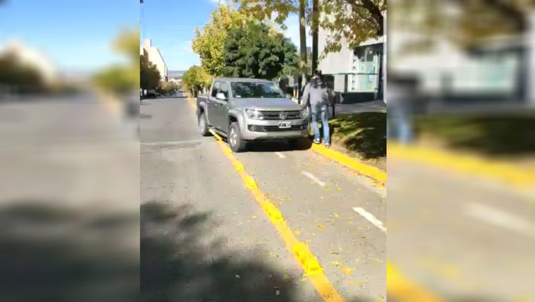 Le reclamó porque rompía la bicisenda y recibió dos piñas: todo quedó en un video