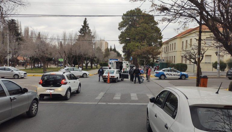 Violento choque entre dos autos en la Avenida: una mujer fue hospitalizada