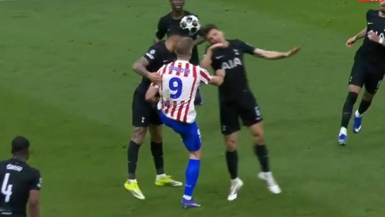 ⁠El impactante choque de cabeza de Cuti Romero con un compañero que se escuchó en todo el estadio