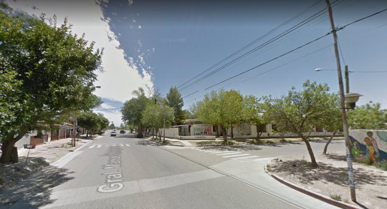 Buscan a un conductor que embistió a un motociclista, lo dejó herido en la calle y huyó