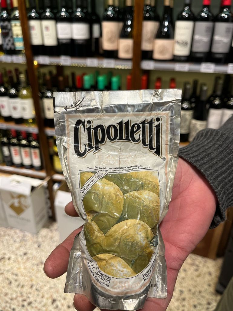 La Vinoteca de calle Alem de Cipolletti conserva un sachet de jugo de manzana.