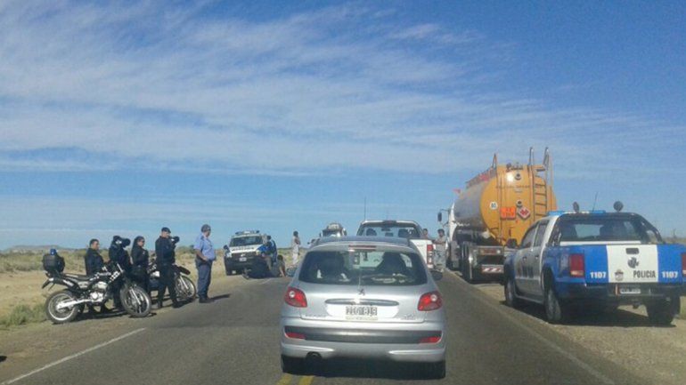 Desocupados protestan con un corte a vehículos petroleros