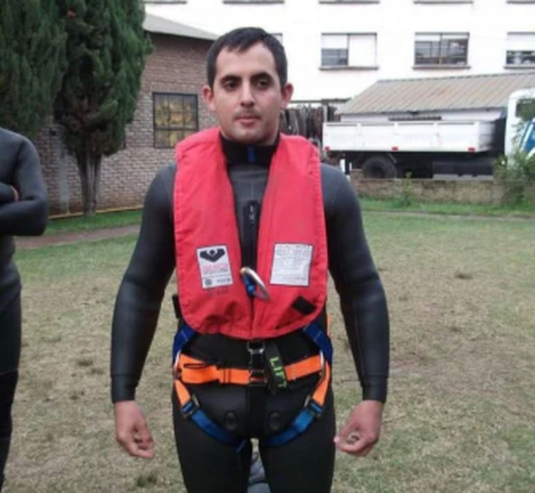 El prefecto Jorge Miers: luego de caer con su moto estaba consciente, pero horas después murió en el hospital de Comodoro Rivadavia. El prefecto Jorge Miers: luego de caer con su moto estaba consciente, pero horas después murió en el hospital de Comodoro Rivadavia.