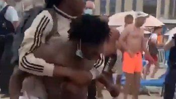 bochornosa pelea entre policias y turistas en una playa de belgica