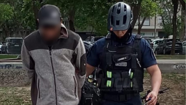 El hombre que dormía en los alrededores del Parque Central tenía 13 pedidos de captura desde el 5 de octubre. | LM Neuquen El hombre que dormía en los alrededores del Parque Central tenía 13 pedidos de captura desde el 5 de octubre.
