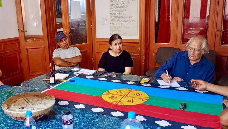 La comunidad mapuche Paichil Antreao y el premio nobel de la Paz Ricardo Pérez Esquivel. La comunidad mapuche Paichil Antreao y el premio nobel de la Paz Ricardo Pérez Esquivel.