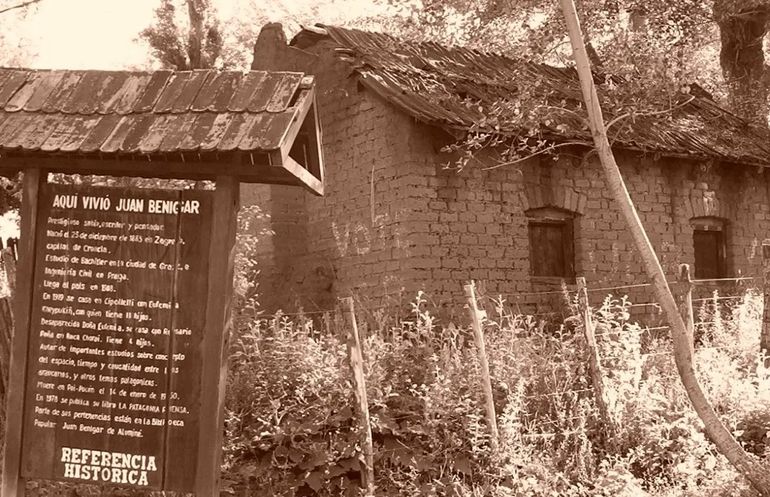 La vivienda de Juan Benigar en Poi Pucón, donde falleció el 14 de enero de 1950, sentado bajo la sombra de un manzano. La vivienda de Juan Benigar en Poi Pucón, donde falleció el 14 de enero de 1950, sentado bajo la sombra de un manzano.