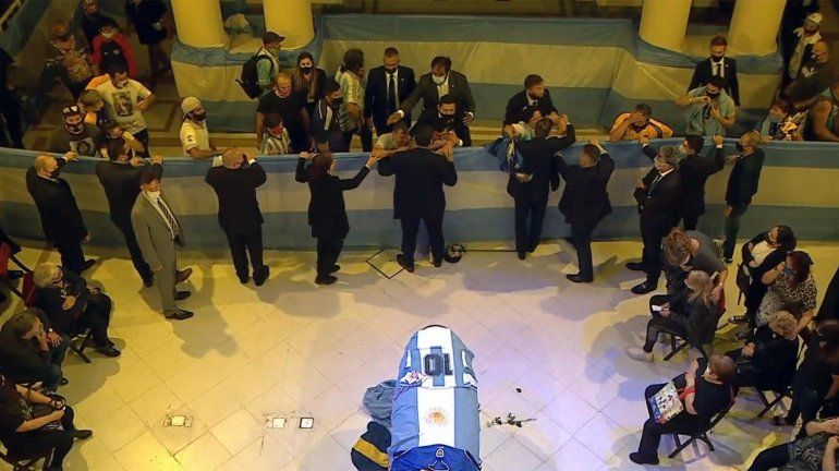 Varios campeones del 86 contaron en lo de Fantino lo que vivieron en el velatorio íntimo de Maradona.