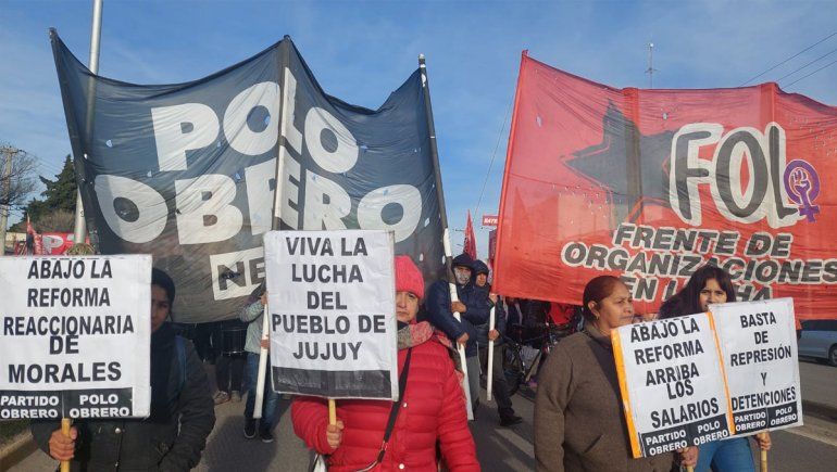 Organizaciones sociales, gremio docente y sindicato ceramista marchan a la zona de los puentes carreteros en la jornada de lucha por Jujuy.