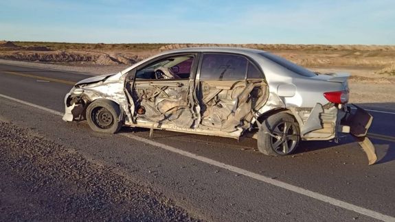 Ruta 67: fuerte choque entre una camioneta petrolera y un auto
