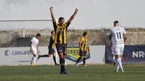 El festejo del tercer gol de Santamarina en La Visera ante Cipo. El festejo del tercer gol de Santamarina en La Visera ante Cipo.