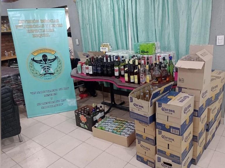 Las bebidas que se incautaron en el operativo para desbaratar un casino ilegal en Esquel. Las bebidas que se incautaron en el operativo para desbaratar un casino ilegal en Esquel.