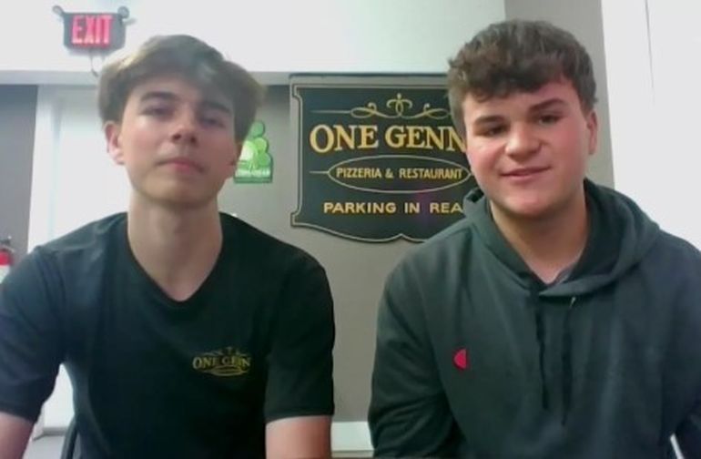 Aiden Kane y Tyler Sojda, dos de los estudiantes que se convirtieron en héroes al rescatar a una familia del incendio de su casa. Aiden Kane y Tyler Sojda, dos de los estudiantes que se convirtieron en héroes al rescatar a una familia del incendio de su casa.