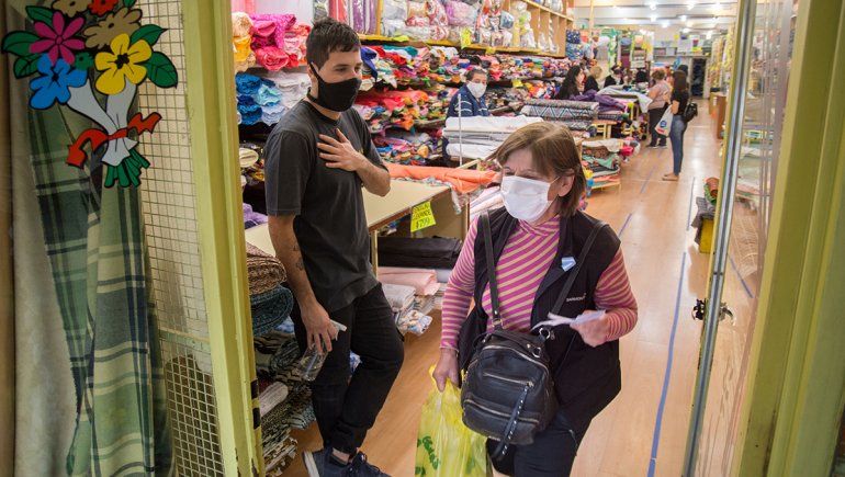 Filas, cuidados y distancia en la reapertura comercial de este lunes